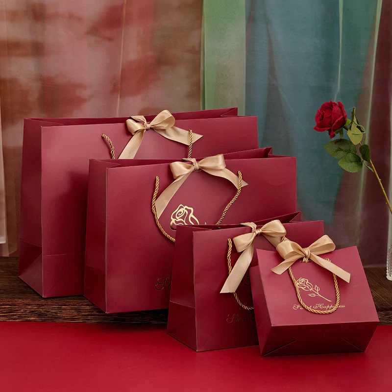 Czerwone torby na prezenty